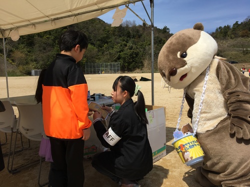 説明を聞くカワウソ