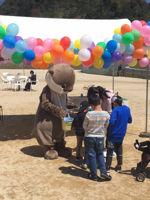 カワウソに寄る子供の様子