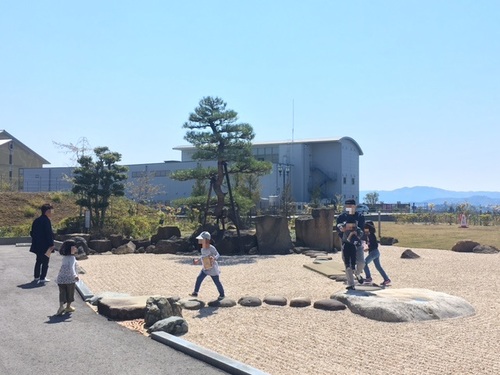 庭で遊ぶ子供たちの写真